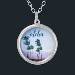 Aloha Tropical Hawaii Palmen Lila Berge Versilberte Kette<br><div class="desc">"Aloha" Lassen Sie sich von den warmen Brisen der Hawaiianischen Inseln abhalten, wenn Sie diese schicke, stilvolle, Foto-Charme-Halskette grüner Palmen tragen, die sanft auf die Big Island weht. Diese Halskette ist in kleinen, mittleren und großen Größen sowie in quadratischer und kreisförmiger Form erhältlich. Sie können diese Kette in Ihrer Wahl...</div>