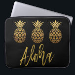 Aloha Tropical Pineapass Black and Gold Foil Laptopschutzhülle<br><div class="desc">Aloha Imitats Gold Typografie und Tropical Pineaple Case ist ein Spaß im Sonnenstil.</div>