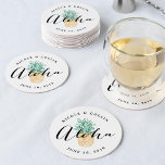 Aloha Tropical Watercolor Ananas Runder Pappuntersetzer<br><div class="desc">Tropische schicke Untersetzer für Ihre Hochzeit, Probe Dinner, Verlobung oder Begrüßung Party Funktion "Aloha" in der modernen schwarzen kalligraphischen Schrift, überlagert auf einer Ananas-Abbildung in sommerlich grün und goldgelb. Personalisieren Sie mit Ihren Namen und Hochzeitstag in kurvigem Text oben und unten. Ideal für Hochzeiten auf Hawaii, Hochzeiten in Urlaubsort, Themenabende...</div>