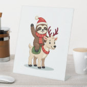 Alpaca Sloth Christmas (2) Sockelschild (In Situ)