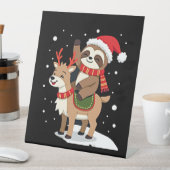 Alpaca Sloth Christmas (2) Sockelschild (In Situ)