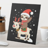Alpaca Sloth Christmas (3) Sockelschild (In Situ)