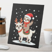 Alpaca Sloth Christmas (4) Sockelschild (In Situ)