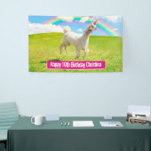 Alpaca Unicorn unter Rainbow Sky Banner (Messeveranstaltung)