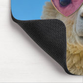 Alpaka mit rosa herzförmiger Brille Mousepad (Ecke)