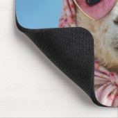 Alpaka mit Schal und Sonnenbrille Mousepad (Ecke)