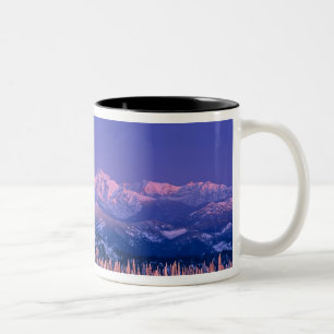 Alpenglühen trifft die Gipfel des Gletschers Zweifarbige Tasse