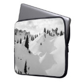 Alpenlandschaft: Schneesichere Berge Laptopschutzhülle (Vorderseite Links)