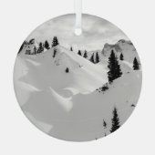 Alpenlandschaft: Schneesichere Berge Ornament Aus Glas (Rückseite)