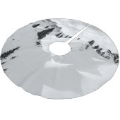 Alpenlandschaft: Schneesichere Berge Polyester Weihnachtsbaumdecke (Schrägansicht)