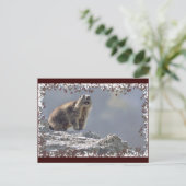 Alpenmarmotte im Rahmen von Blätter Postkarte (Stehend Vorderseite)