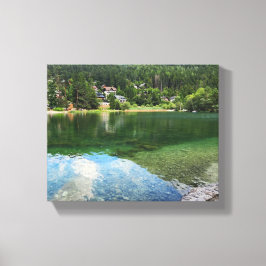 Alpensee-Dorf – Berg mit kristallklarem Wasser Leinwanddruck