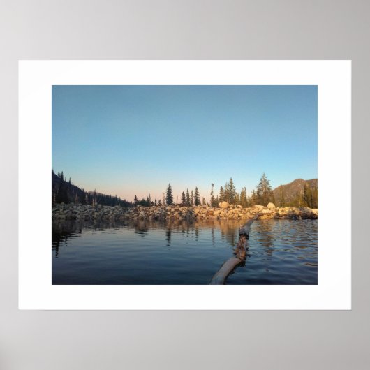 Alpensee, felsige Küsten Poster (Vorne)