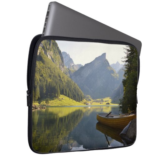 Alpensee in der Schweiz Laptopschutzhülle (Vorne Rechts)
