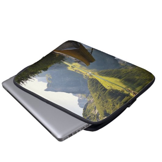 Alpensee in der Schweiz Laptopschutzhülle (Vorne Knopf)