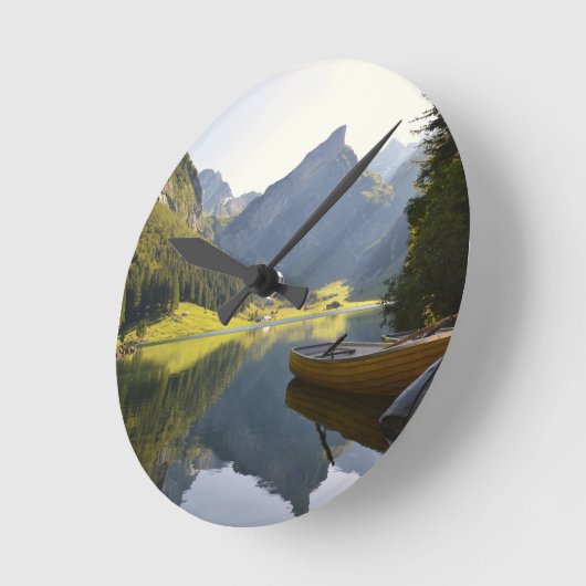 Alpensee in der Schweiz Runde Wanduhr (Winkel)