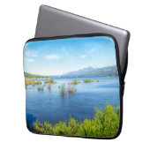 Alpensee Serenity Panorama Laptopschutzhülle (Vorderseite Links)