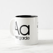Alphabet der Typografie-Tasse - Avantgarde Zweifarbige Tasse (Vorderseite Links)