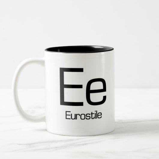 Alphabet der Typografie-Tasse - Eurostile Zweifarbige Tasse (Links)