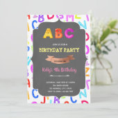 Alphabet-Geburtstagsladung Einladung (Stehend Vorderseite)