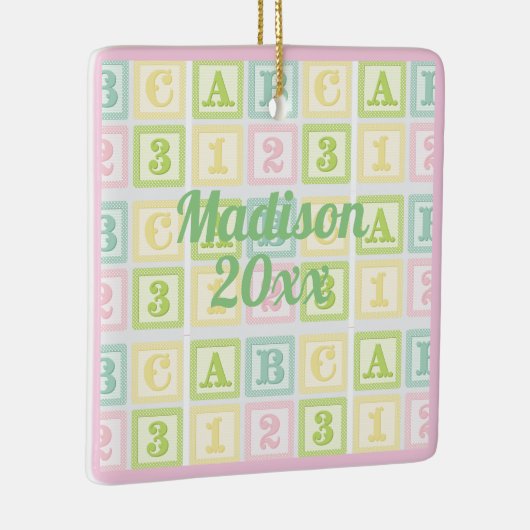 Alphabet Personalisiertes Jahr Name Rosa Pastelle Keramikornament (Rechts)