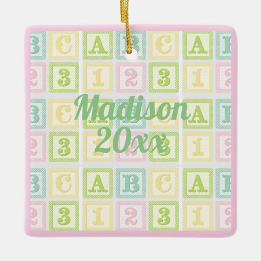 Alphabet Personalisiertes Jahr Name Rosa Pastelle Keramikornament (Vorderseite)