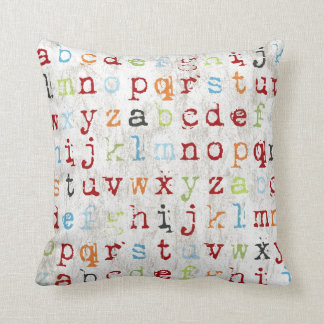 Alphabet-Pillow bedeckt mit Kissen