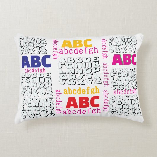 Alphabet Rainbow White Dekokissen (Vorderseite)