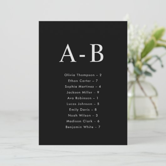 Alphabetische schwarze Hochzeitkarte Einladung (Stehend Vorderseite)