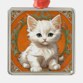 Alphonse Mucha Art Nouveau White Kitten Ornament Aus Metall (Vorne)