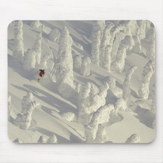 Alpin-Skier in dicken Schneemassen bei Big Mousepad (Vorne)