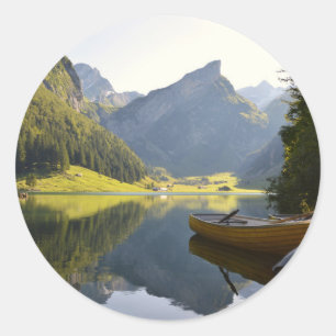 Alpiner Mountainsee in der Schweiz Runder Aufkleber