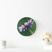 Alpines Gänseblümchen Runde Wanduhr (Zuhause)