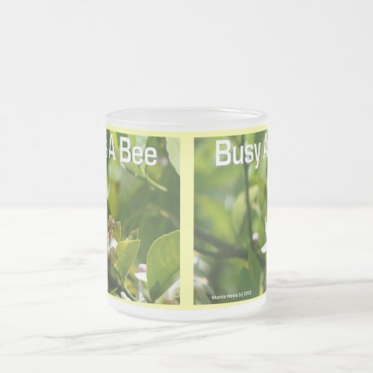 Als Biene beschäftigt - Mattierte Tasse (Mittel)