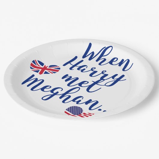 Als Harry Meghan traf | Fun Royal Wedding Pappteller (Schrägansicht)