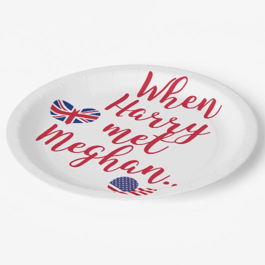Als Harry Meghan traf | Fun Royal Wedding Pappteller (Schrägansicht)