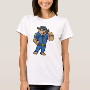 Als Polizeibeamter mit Polizeiuniform tragen T-Shirt