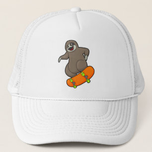Als Skater mit Skateboard Truckerkappe