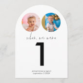 Als wir alt waren Fotos, die Tischnummer hochhielt (Vorderseite)