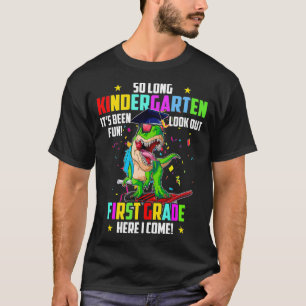 Also, der lange Kindergarten schaut auf die 1. Kla T-Shirt