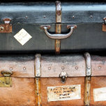 ALT ENGLAND STERLING SILBERKETTE<br><div class="desc">Alte Koffer aus den 1940er Jahren stapelten sich auf der Bahnhofsplattform,  die von den Besitzern gesammelt werden kann. England UK</div>