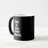 Alt ist das neue schwarze lustige Sprichwort alter Verwandlungstasse (Vorderseite Links)