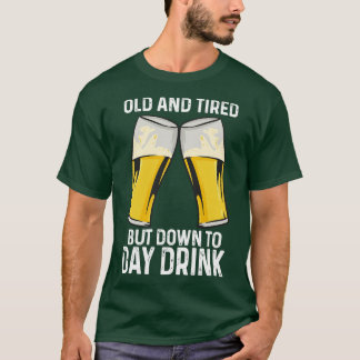 Alt und müde, aber bis zum Tag trinken T-Shirt