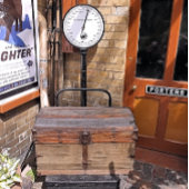 ALTBAHNHOF QUADRATISCHE WANDUHR