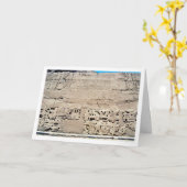 Alte ägyptische Mauer mit Hieroglyphen, Luxor Karte (Gelbe Blume)