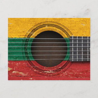 Alte akustische Gitarre mit litauischer Flagge Postkarte