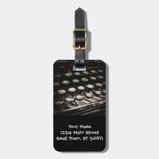 Alte antike Schreibmaschine befestigt Gepäckanhänger (Vorderseite vertikal)