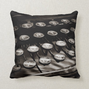 Alte antike Schreibmaschine befestigt Kissen