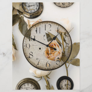 Alte antike Uhr und weiße Rosen und Blätter