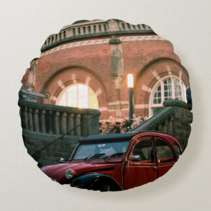Alte Autostraße im Vintage-Stil Rundes Kissen